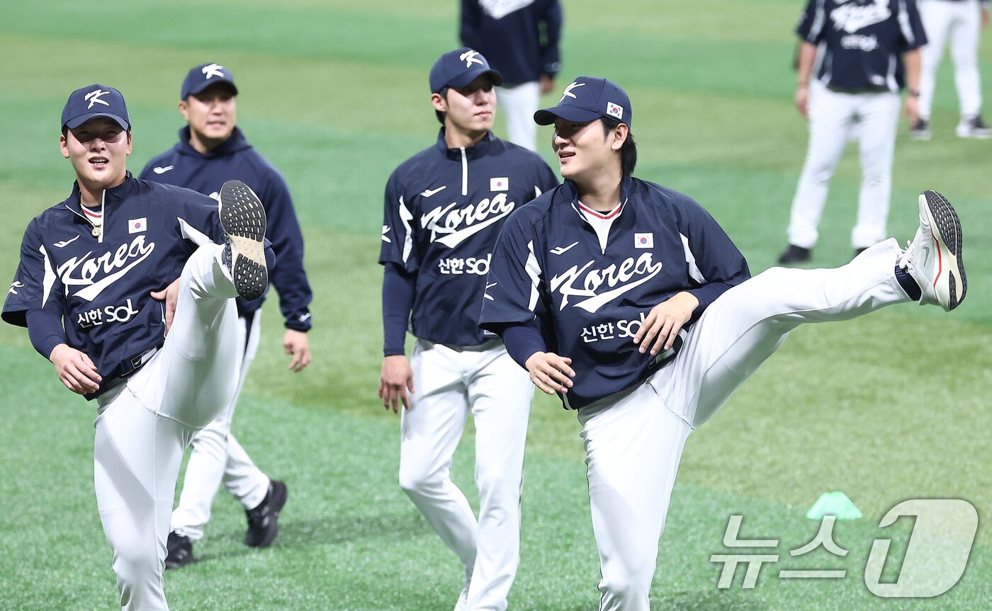 본문 이미지 - 야구대표팀 최준용과 곽빈이 7일 서울 고척스카이돔에서 스트레칭을 하고 있다. 류지현 감독이 이끄는 대표팀은 오는 8,9일 체코에 이어 15,16일에 일본과의 평가전 경기를 치를 예정이다. 2025.11.7/뉴스1 ⓒ News1 김성진 기자