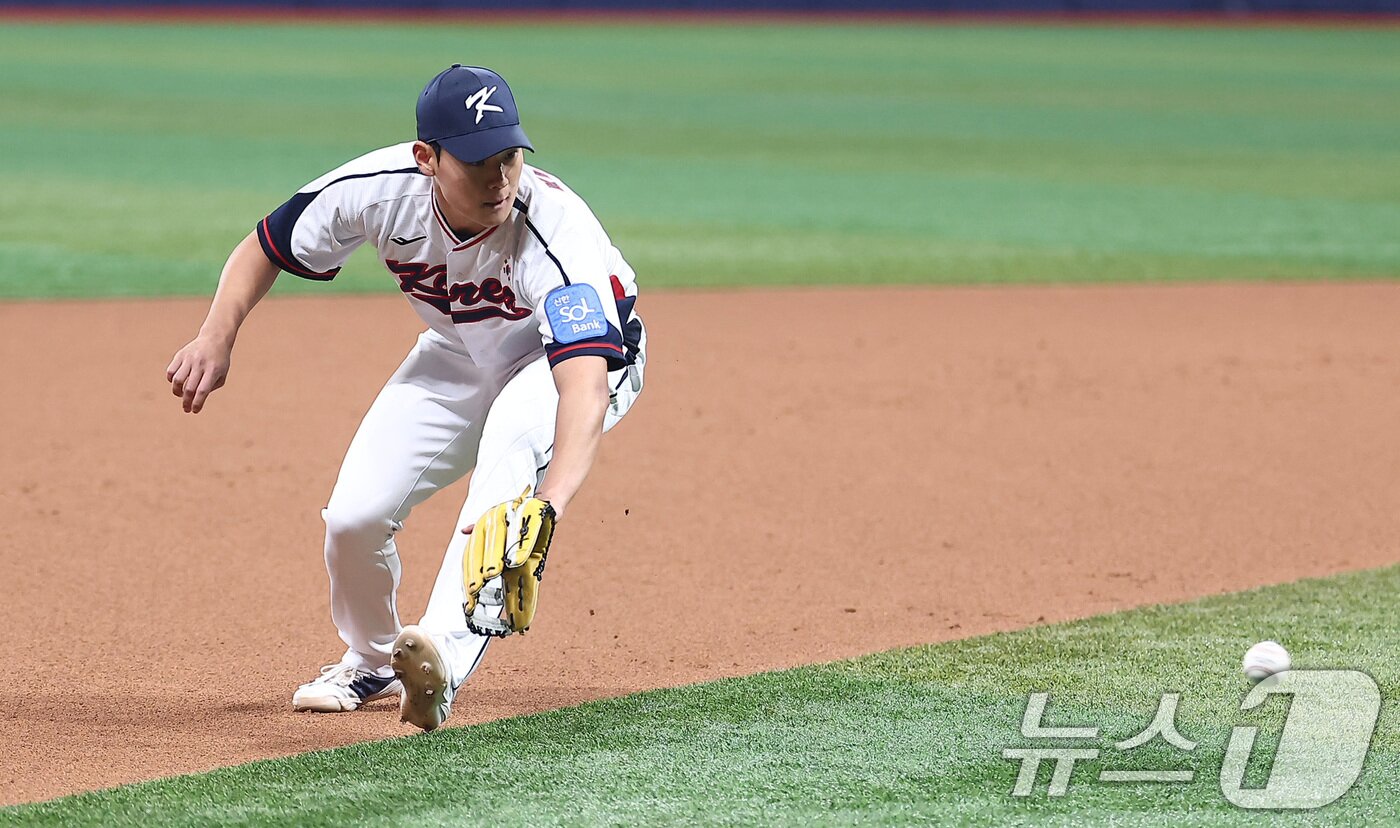 본문 이미지 - 야구대표팀 김주원이 7일 서울 고척스카이돔에서 수비훈련을 하고 있다. 류지현 감독이 이끄는 대표팀은 오는 8,9일 체코에 이어 15,16일에 일본과의 평가전 경기를 치를 예정이다. 2025.11.7/뉴스1 ⓒ News1 김성진 기자