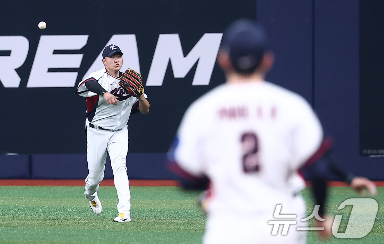 (서울=뉴스1) 김성진 기자 = 야구대표팀 이재원이 7일 서울 고척스카이돔에서 수비훈련을 하고 있다.류지현 감독이 이끄는 대표팀은 오는 8,9일 체코에 이어 15,16일에 일본과의 …