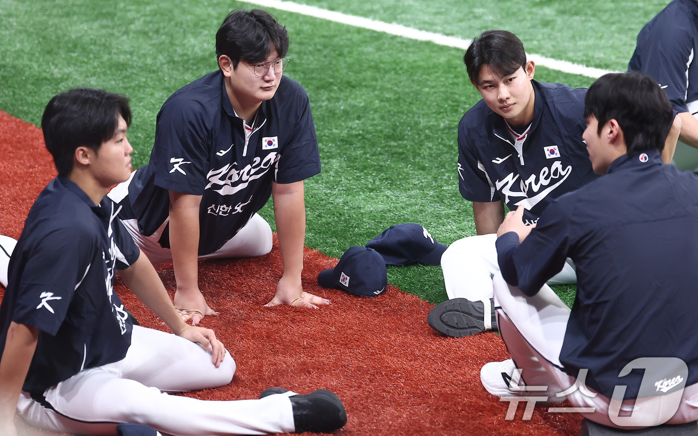 (서울=뉴스1) 김성진 기자 = 야구대표팀 정우주(왼쪽부터), 김서현, 김영우가 7일 서울 고척스카이돔에서 스트레칭을 하며 원태인의 말을 듣고 있다.류지현 감독이 이끄는 대표팀은 …