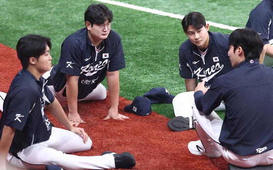 원태인의 말에 귀 기울이는 정우주·김서현·김영우