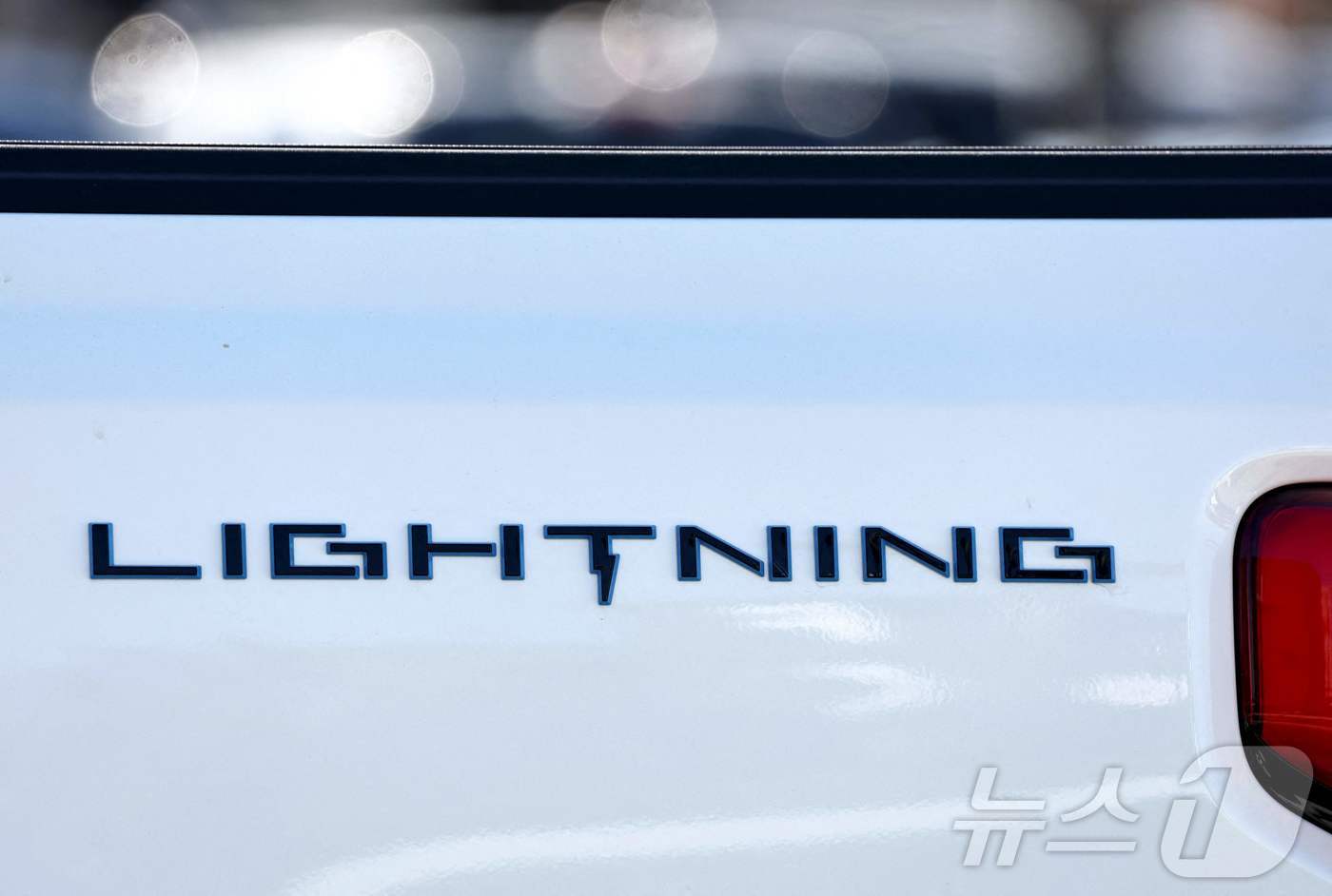 (글렌데일 AFP=뉴스1) 윤다정 기자 = 포드의 전기 픽업트럭 F-150 라이트닝이 2024년 8월 21일(현지시간) 미국 캘리포니아주 글렌데일의 한 포드 대리점에 판매용으로 전 …