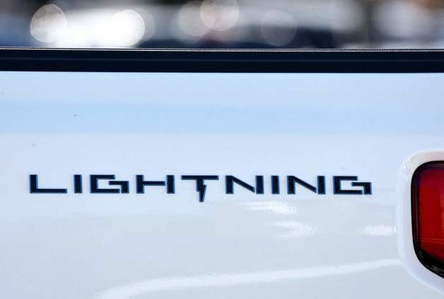 포드, 전기 픽업 'F-150 라이트닝' 단종 검토…"판매실적 처참"