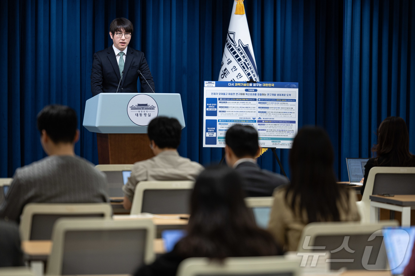 (서울=뉴스1) 이재명 기자 = 하정우 AI미래기획수석이 7일 서울 용산 대통령실 청사에서 과학기술인 국민보고회 관련 브리핑을 하고 있다. 2025.11.7/뉴스1