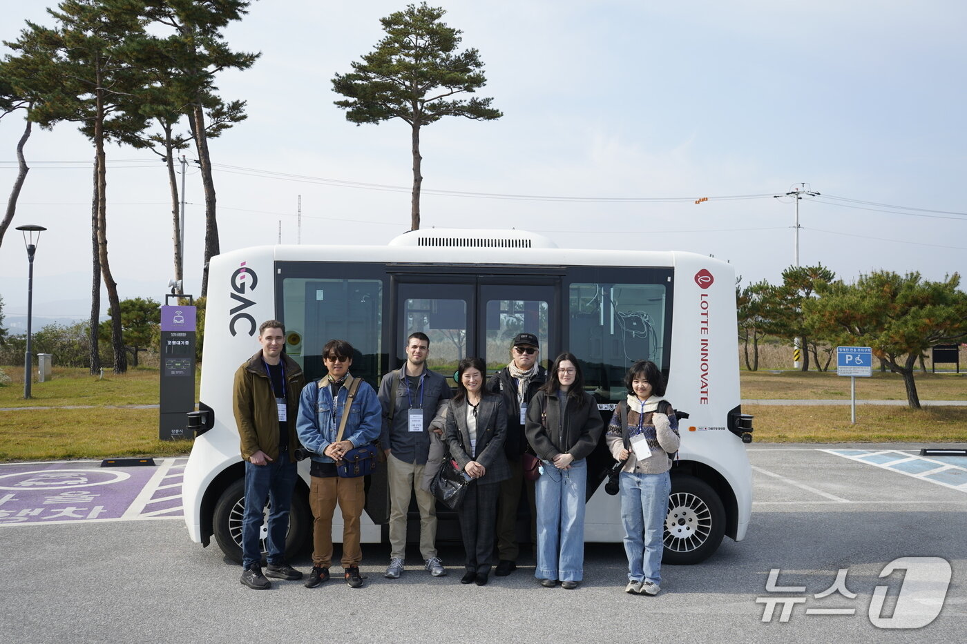 본문 이미지 - 7일 강원 강릉에 모인 주한 외신 기자단이 강릉 일대에서 운행 중인 관광형 자율주행차량 앞에서 기념촬영을 하고 있다.&#40;강릉시 제공, 재판매 및 DB 금지&#41; 2025.11.7/뉴스1