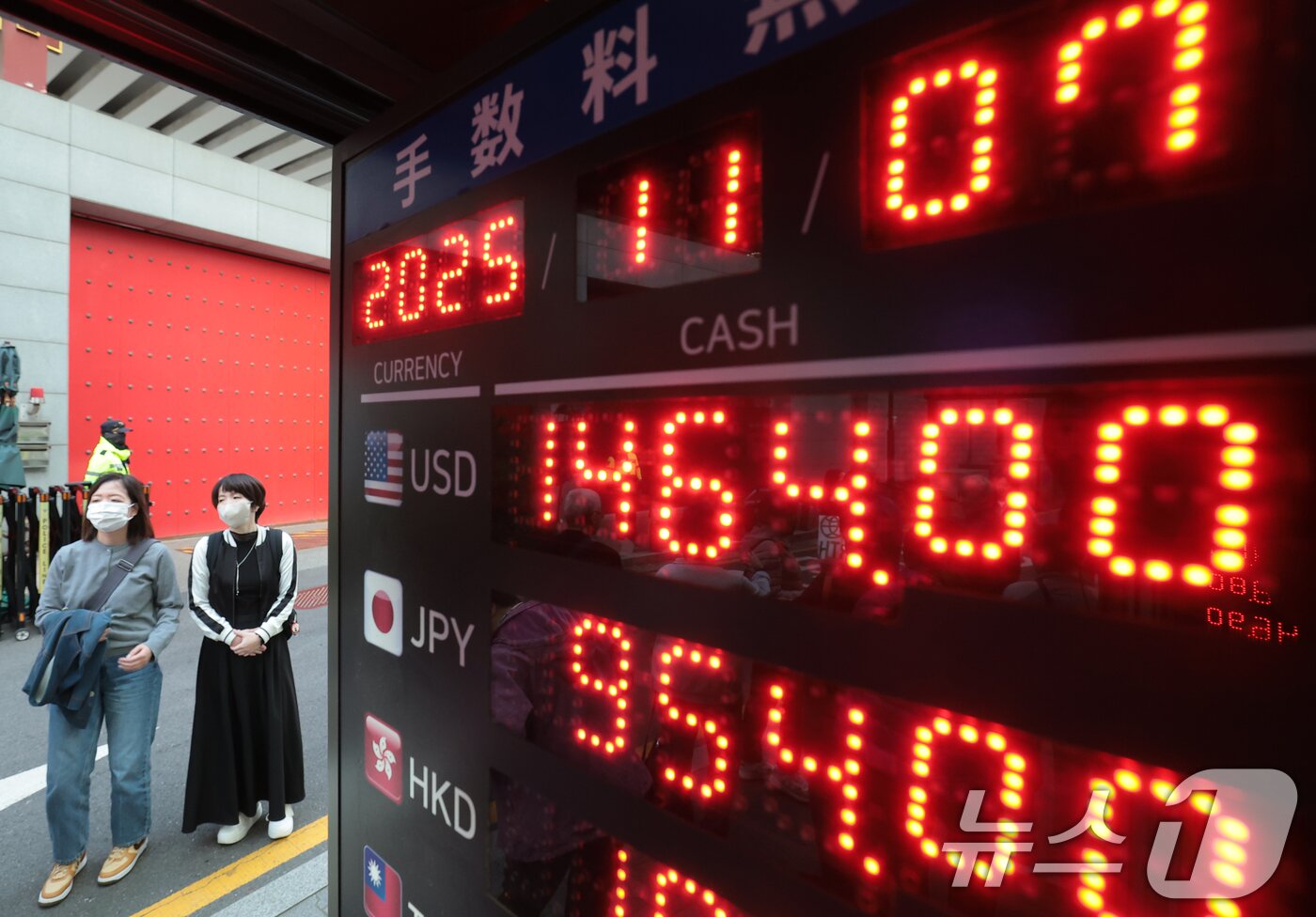 본문 이미지 - 7일 오후 서울 중구 명동의 한 환전소 앞 전광판에 환율이 표시되고 있다. 이날 원·달러 환율은 미국의 고용지표 부진으로 경기 둔화 우려가 커지면서 7개월 만에 1,450원을 돌파했다. 2025.11.7/뉴스1 ⓒ News1 권현진 기자