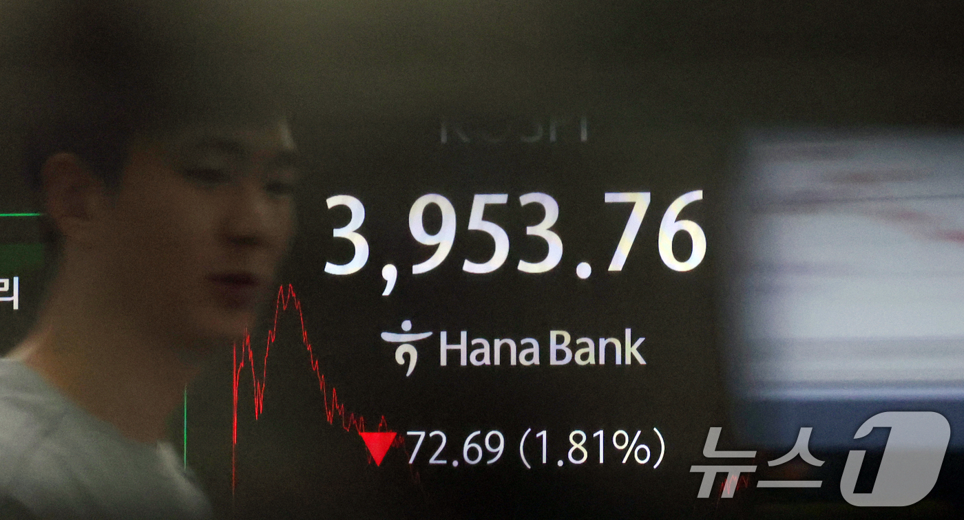 (서울=뉴스1) 김명섭 기자 = 7일 오후 서울 중구 하나은행 본점 딜링룸 전광판에 증시 종가가 표시돼 있다. 이날 코스피는 전 거래일 대비 72.69포인트(1.81%) 하락한 3 …