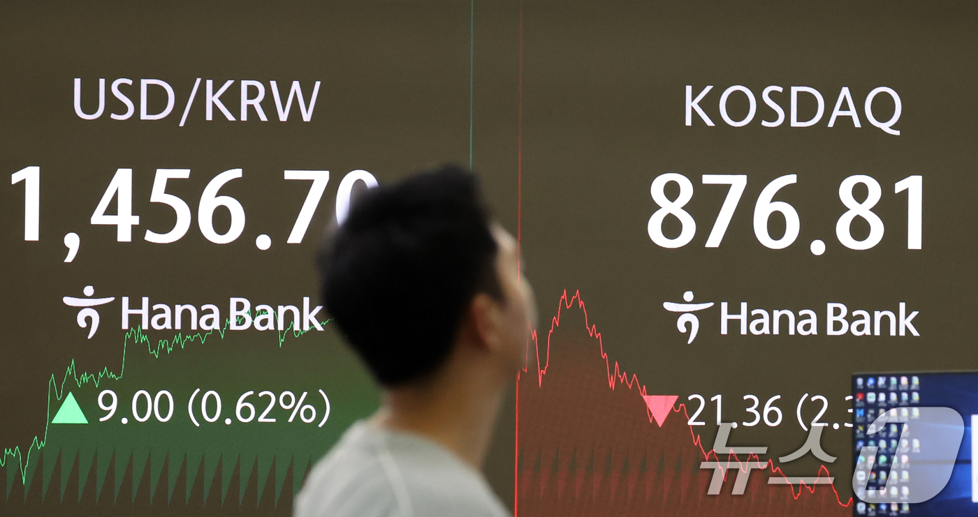 (서울=뉴스1) 김명섭 기자 = 7일 오후 서울 중구 하나은행 본점 딜링룸 전광판에 증시 종가가 표시돼 있다. 이날 코스피는 전 거래일 대비 72.69포인트(1.81%) 하락한 3 …