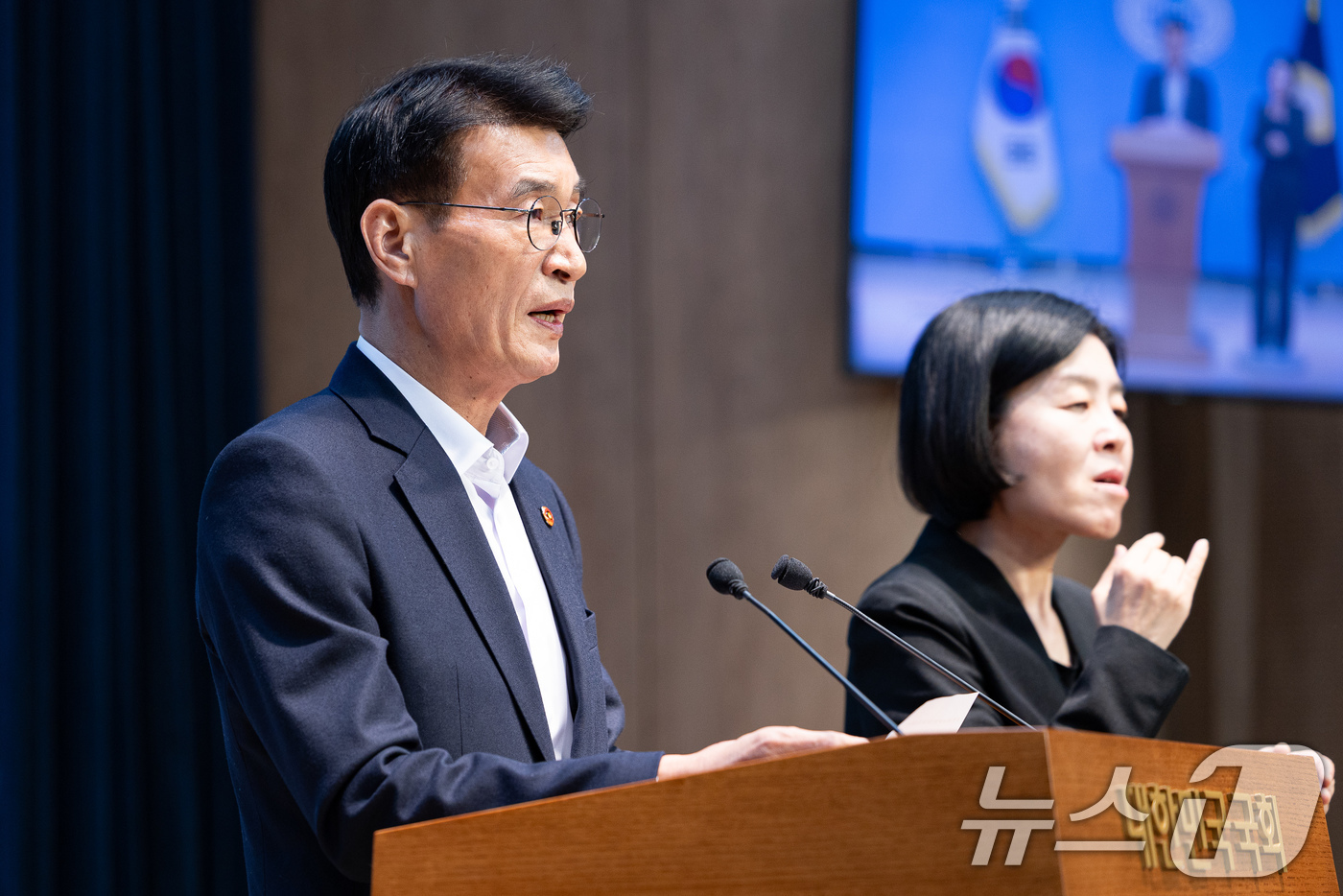 (서울=뉴스1) 유승관 기자 = 문대림 더불어민주당 대변인이 7일 서울 여의도 국회 소통관에서 현안 브리핑을 하고 있다. 2025.11.7/뉴스1