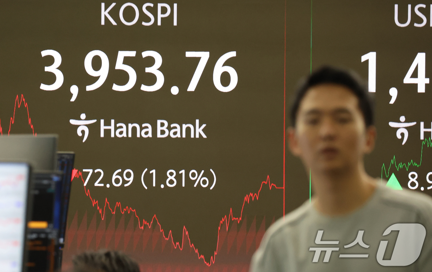 (서울=뉴스1) 김명섭 기자 = 7일 오후 서울 중구 하나은행 본점 딜링룸 전광판에 증시 종가가 표시돼 있다. 이날 코스피는 전 거래일 대비 72.69포인트(1.81%) 하락한 3 …