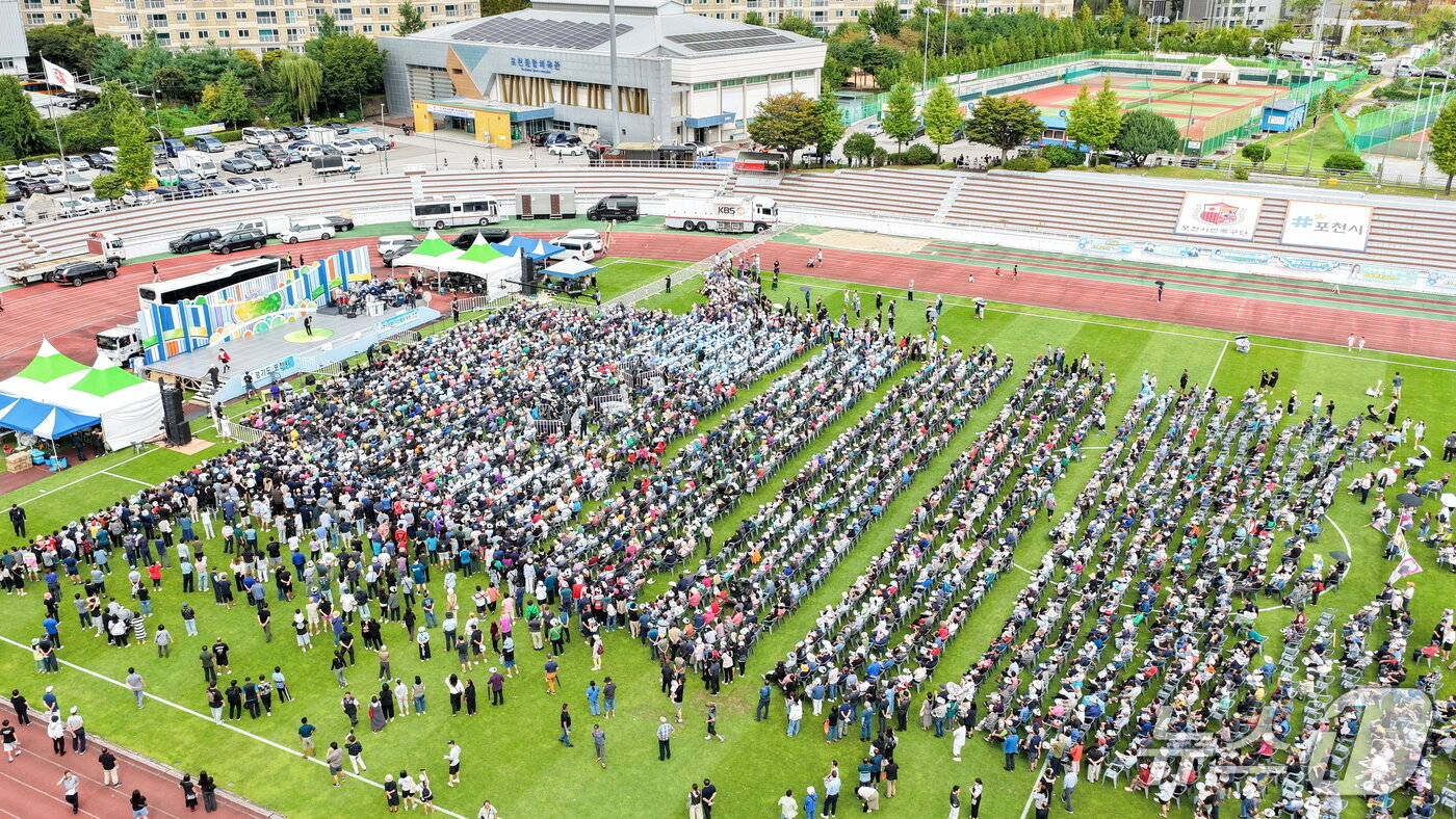 본문 이미지 - KBS 전국노래자랑 ‘포천시편’에 시민들이 참여한 모습. &#40;사진=포천시&#41;