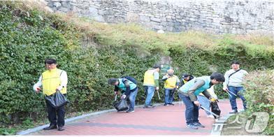 본문 이미지 - 박성준 서울특별시건축사회이 회원들과 종로 낙산성곽길에서 ‘플로깅’ 봉사활동을 펼치는 모습. (사진=서울특별시건축사회제공)