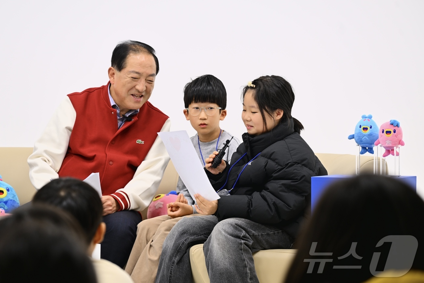 (속초=뉴스1) 윤왕근 기자 = 이병선 강원 속초시장이 7일 속초미디어센터를 찾은 소야초등학교 4학년 1반 학생들과 소통의 시간을 갖고 있다.(속초시 제공, 재판매 및 DB 금지) …