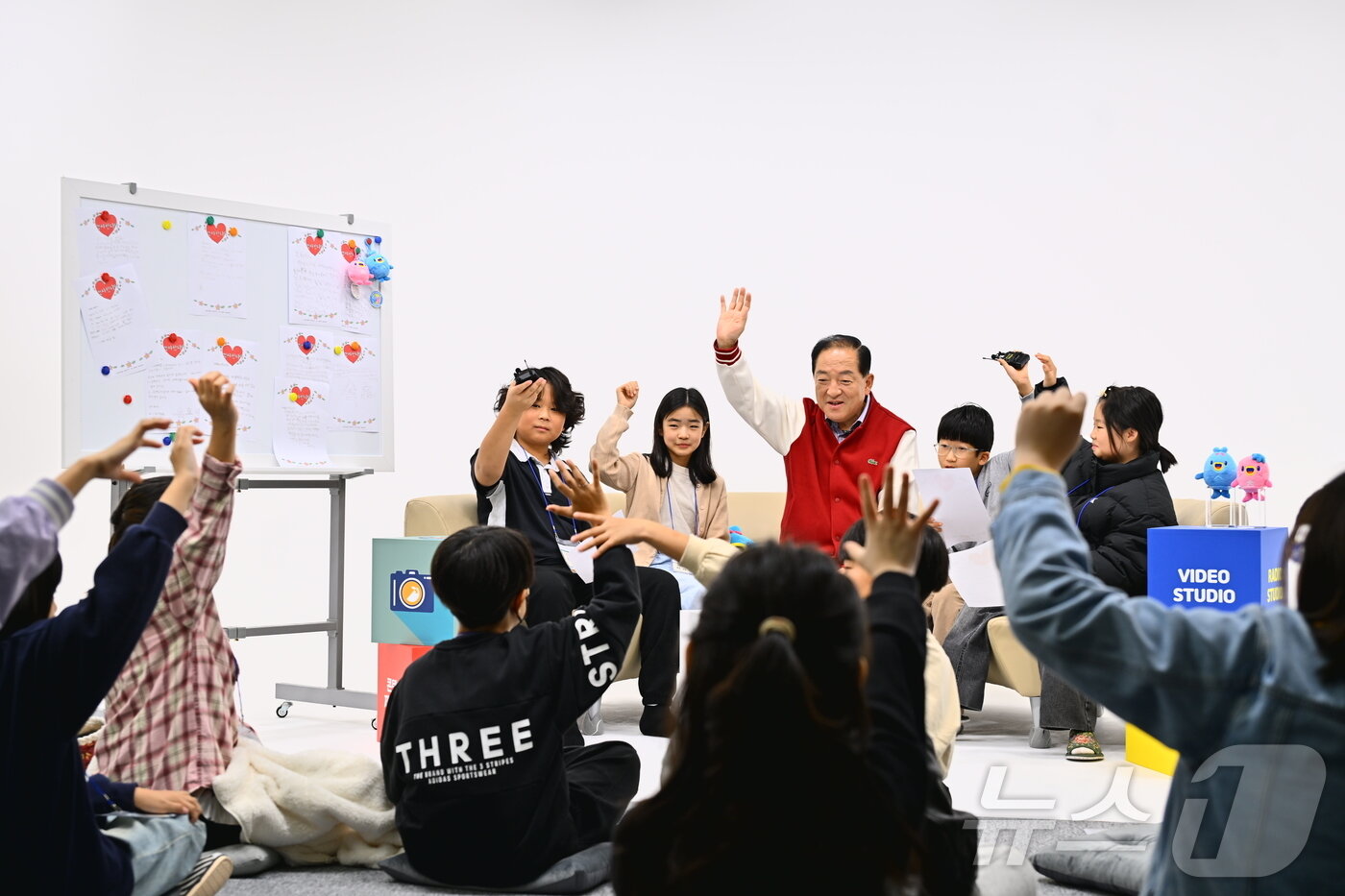 본문 이미지 - 이병선 강원 속초시장이 7일 속초미디어센터를 찾은 소야초등학교 4학년 1반 학생들과 소통의 시간을 갖고 있다.&#40;속초시 제공, 재판매 및 DB 금지&#41; 2025.11.7/뉴스1 ⓒ News1 윤왕근 기자