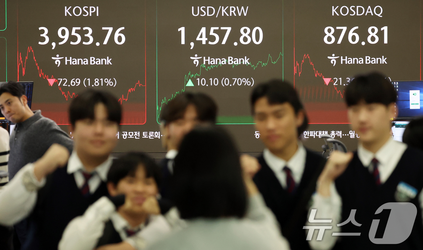 (서울=뉴스1) 김명섭 기자 = 7일 오후 서울 중구 하나은행 본점 딜링룸 전광판에 증시 종가가 표시돼 있다. 이날 코스피는 전 거래일 대비 72.69포인트(1.81%) 하락한 3 …