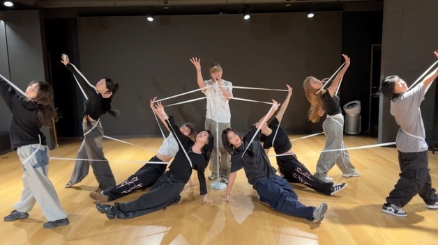 강승윤, '미' 퍼포먼스 공개…스탠드 마이크·밴드 활용 '눈길'