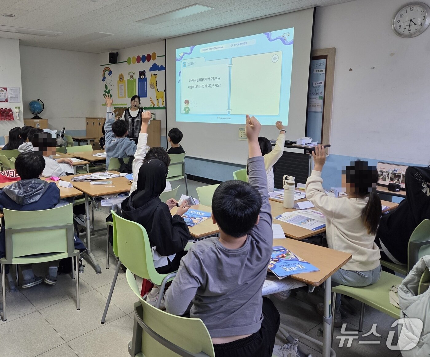 본문 이미지 - 방과후 법 교육 프로그램 '로-티즌(Law-Citizen) 프로그램'을 수강한 학생들의 모습. '로-티즌 프로그램'은 법무부 범죄예방정책국이 지난 2020년 개발한 방과후 활동으로, 2021년부터 현재까지 총 9955명의 학생들이 수강했다. 2025.11.7./ⓒ 뉴스1(법무부 제공)