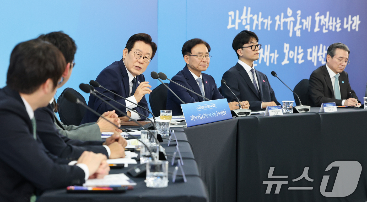 (대전=뉴스1) 김기태 기자 = 이재명 대통령이 7일 오후 대전 유성구 국립중앙과학관에서 열린 다시 과학기술인을 꿈꾸는 대한민국 국민보고회에서 발언하고 있다. 2025.11.7/뉴 …