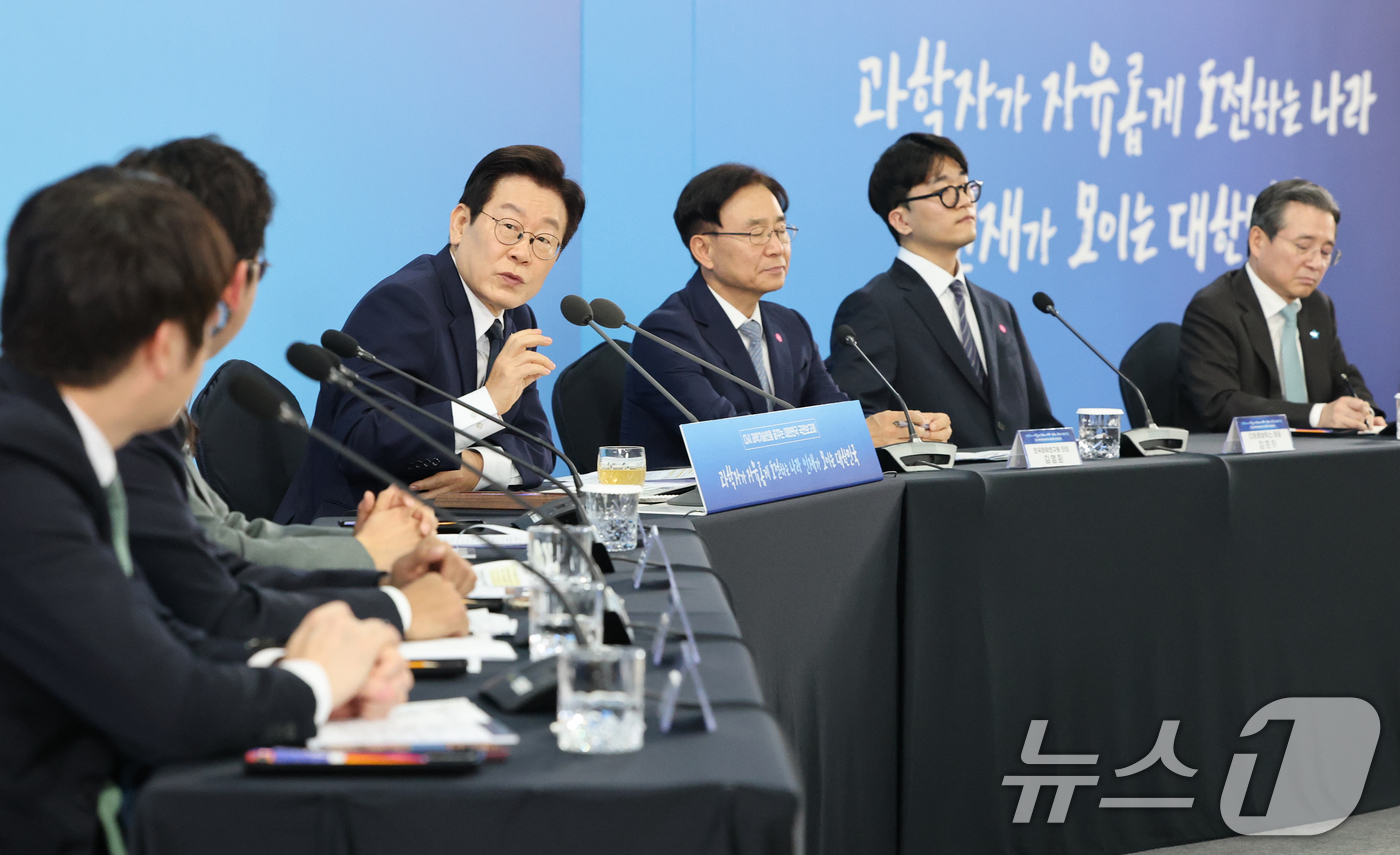 (대전=뉴스1) 김기태 기자 = 이재명 대통령이 7일 오후 대전 유성구 국립중앙과학관에서 열린 다시 과학기술인을 꿈꾸는 대한민국 국민보고회에서 발언하고 있다. 2025.11.7/뉴 …