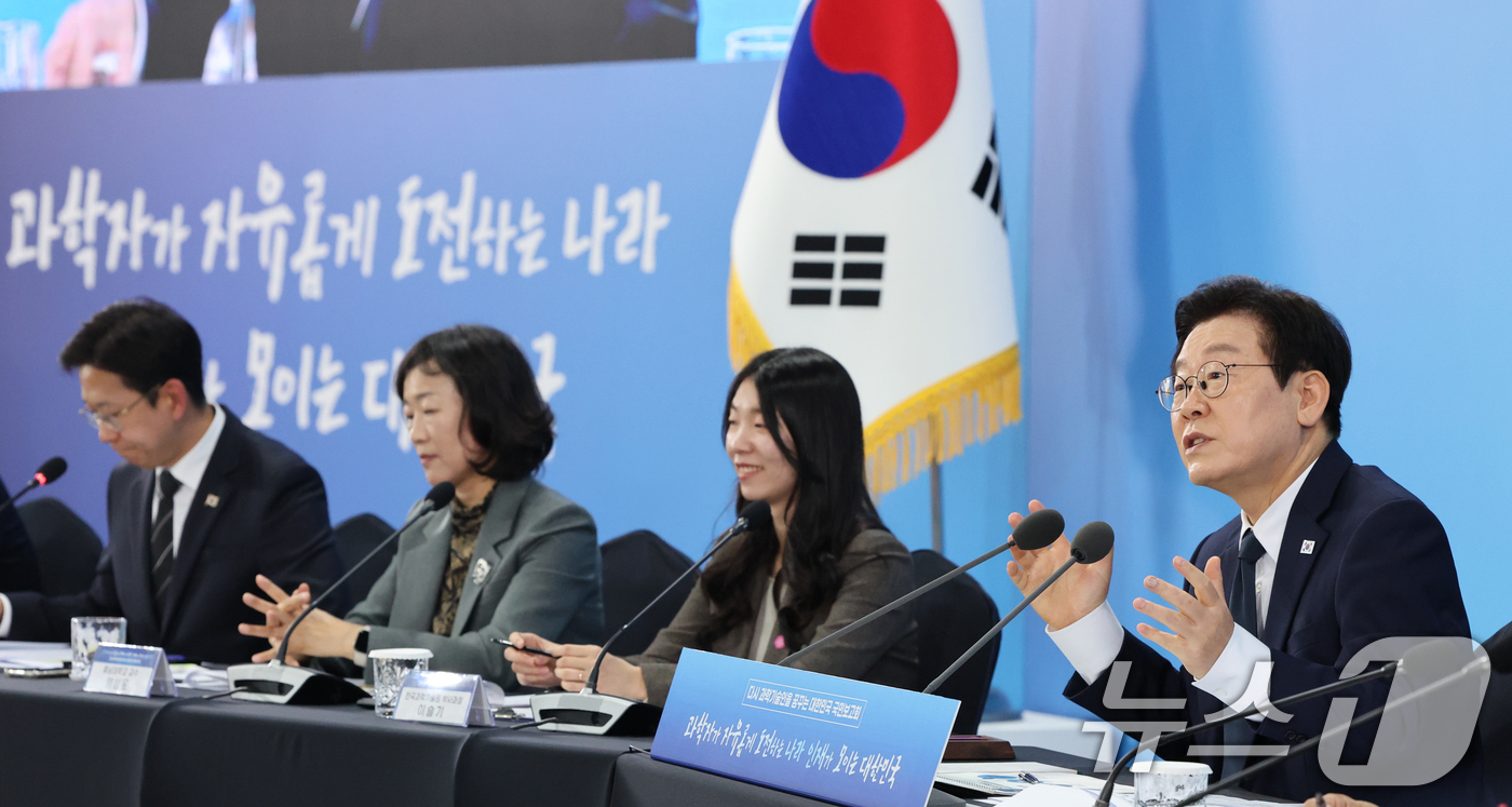 (대전=뉴스1) 김기태 기자 = 이재명 대통령이 7일 오후 대전 유성구 국립중앙과학관에서 열린 다시 과학기술인을 꿈꾸는 대한민국 국민보고회에서 발언하고 있다. 2025.11.7/뉴 …