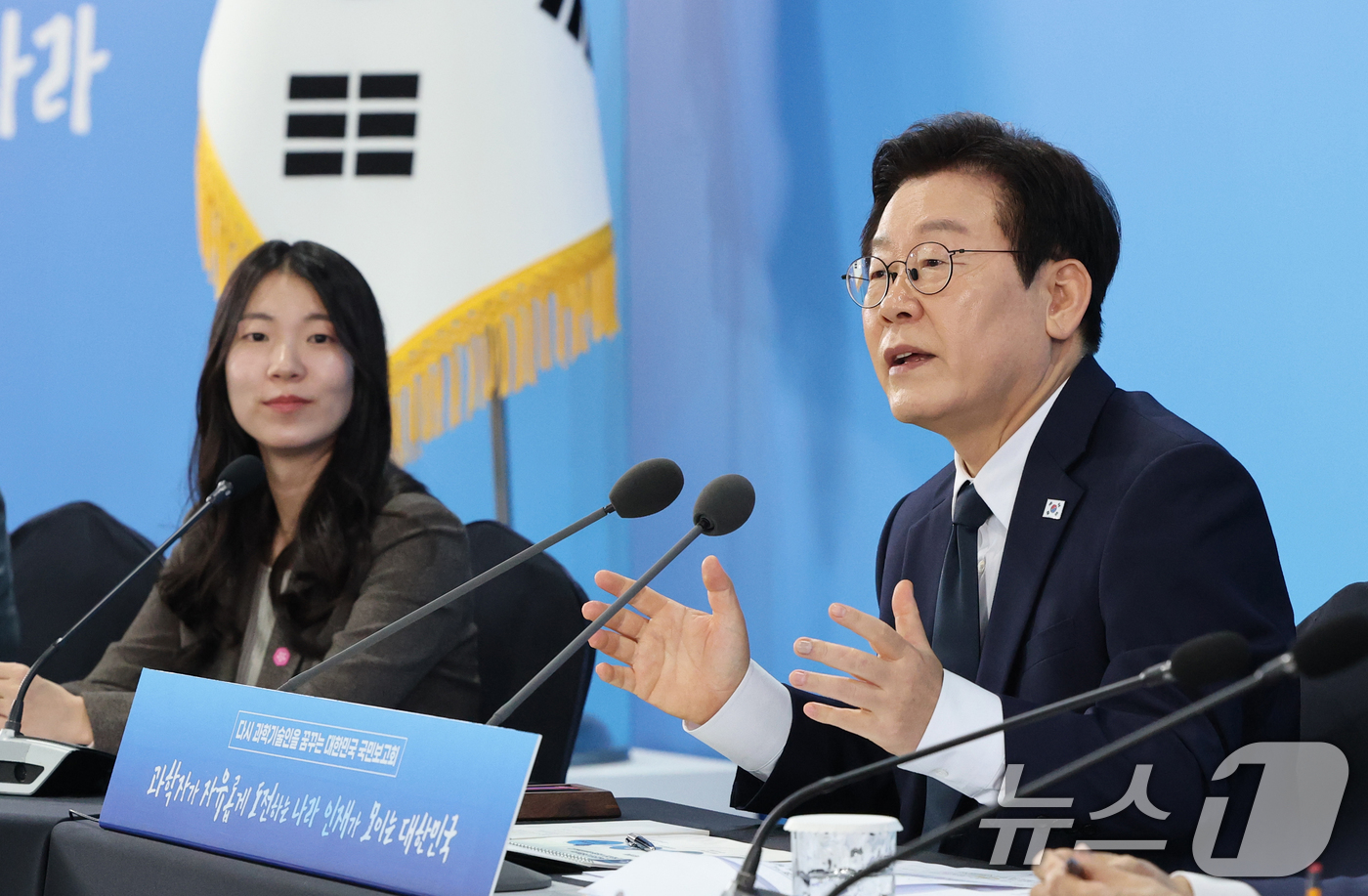 (대전=뉴스1) 김기태 기자 = 이재명 대통령이 7일 오후 대전 유성구 국립중앙과학관에서 열린 다시 과학기술인을 꿈꾸는 대한민국 국민보고회에서 발언하고 있다. 2025.11.7/뉴 …