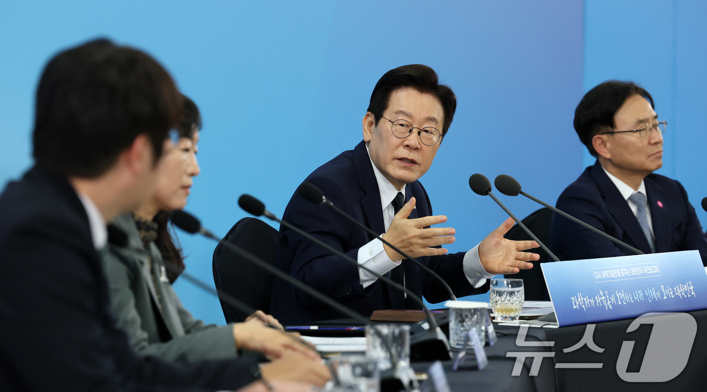 (대전=뉴스1) 김기태 기자 = 이재명 대통령이 7일 오후 대전 유성구 국립중앙과학관에서 열린 다시 과학기술인을 꿈꾸는 대한민국 국민보고회에서 발언하고 있다. 2025.11.7/뉴 …