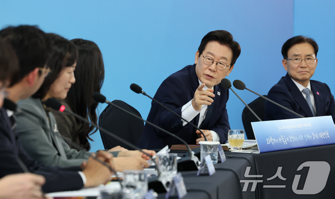 (대전=뉴스1) 김기태 기자 = 이재명 대통령이 7일 오후 대전 유성구 국립중앙과학관에서 열린 다시 과학기술인을 꿈꾸는 대한민국 국민보고회에서 발언하고 있다. 2025.11.7/뉴 …