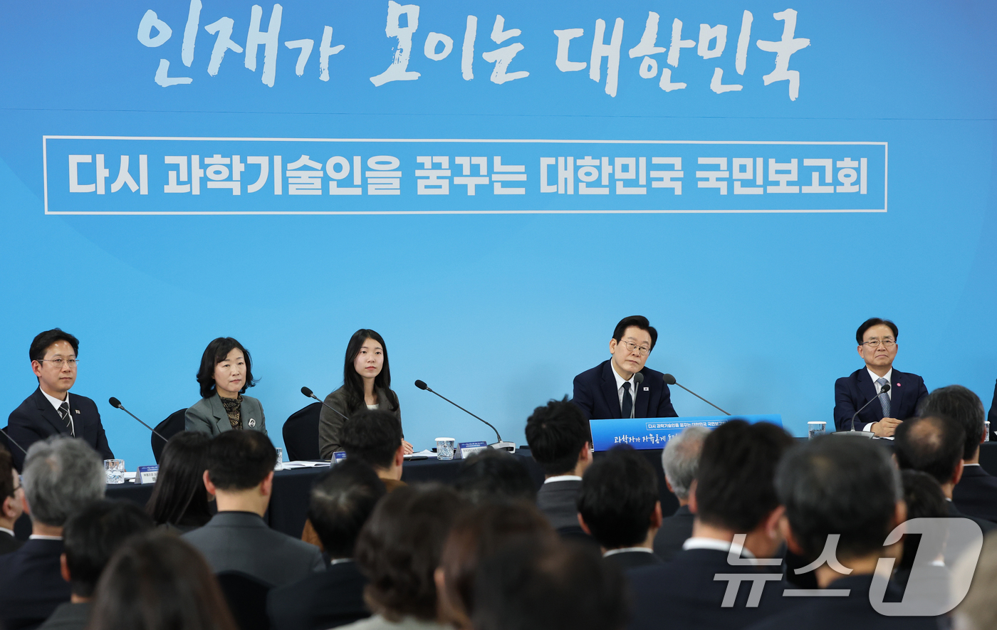 (대전=뉴스1) 김기태 기자 = 이재명 대통령이 7일 오후 대전 유성구 국립중앙과학관에서 열린 다시 과학기술인을 꿈꾸는 대한민국 국민보고회에서 참석자의 발언을 듣고 있다. 2025 …