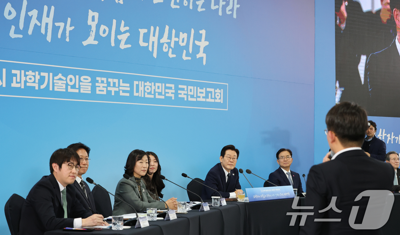 (대전=뉴스1) 김기태 기자 = 이재명 대통령이 7일 오후 대전 유성구 국립중앙과학관에서 열린 다시 과학기술인을 꿈꾸는 대한민국 국민보고회에서 참석자의 발언을 듣고 있다. 2025 …