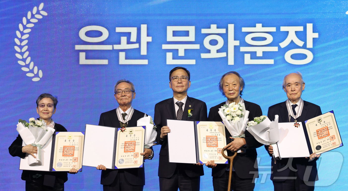 (서울=뉴스1) = 김영수 문화체육관광부 제1차관이 7일 서울 서대문구 모두예술극장에서 열린 '2025 문화예술발전 유공 시상식'에서 은관 문화훈장을 전수한 뒤 수훈자와 기념촬영을 …