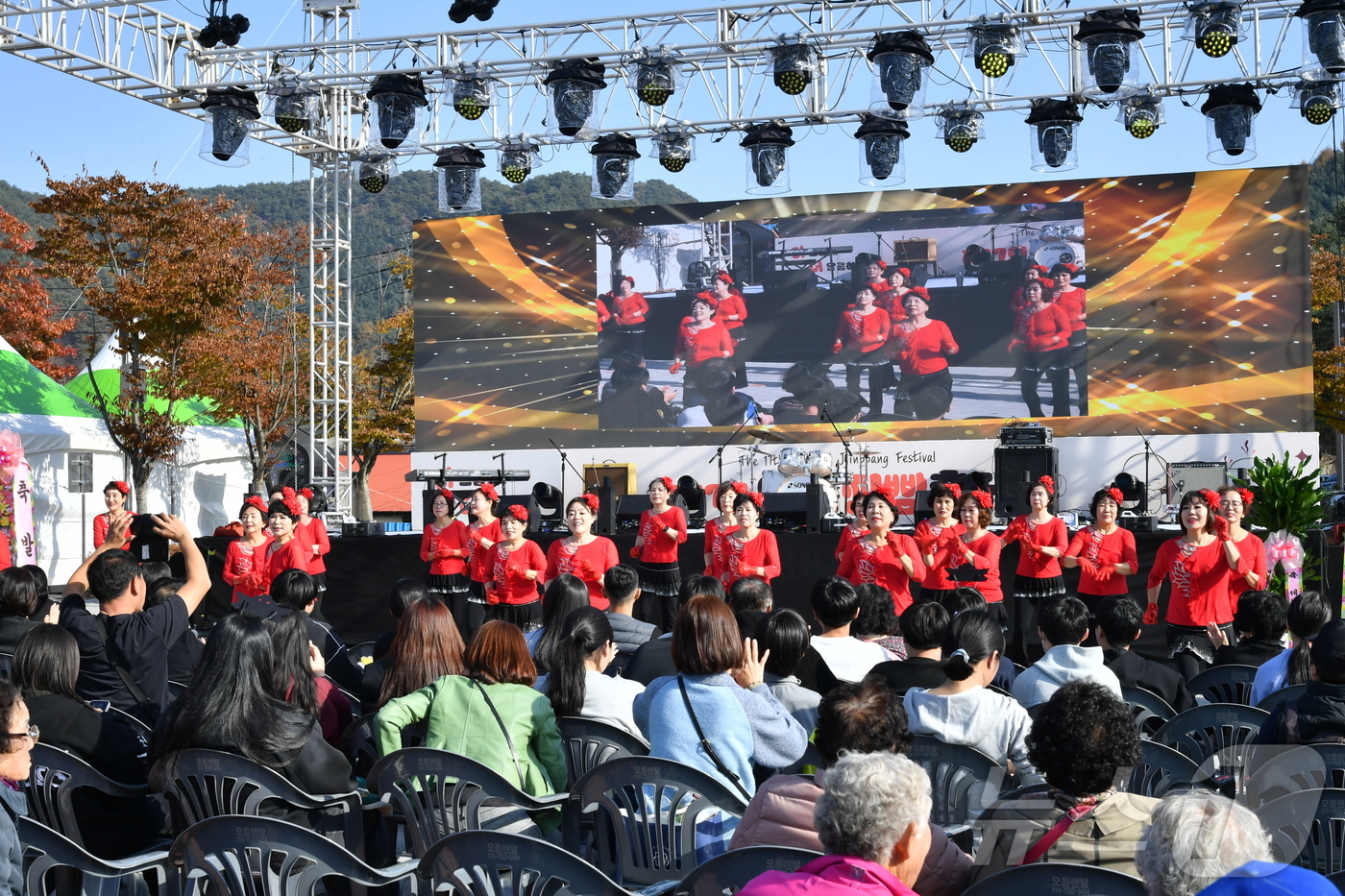 (횡성=뉴스1) 이종재 기자 = 7일 강원 횡성군 안흥면 안흥찐빵 모락모락마을 일원에서 열린 '제17회 안흥찐빵축제'가 개막했다. '더 뜨겁게! 더 달콤하게!'란 슬로건 아래 열리 …