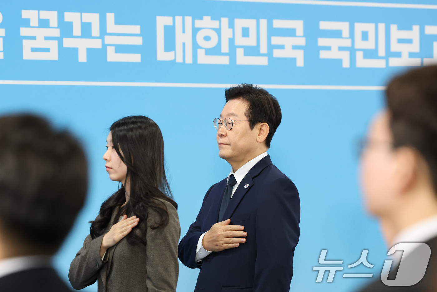 (대전=뉴스1) 김기태 기자 = 이재명 대통령이 7일 오후 대전 유성구 국립중앙과학관에서 열린 다시 과학기술인을 꿈꾸는 대한민국 국민보고회에서 국기에 대한 경례를 하고 있다. 20 …