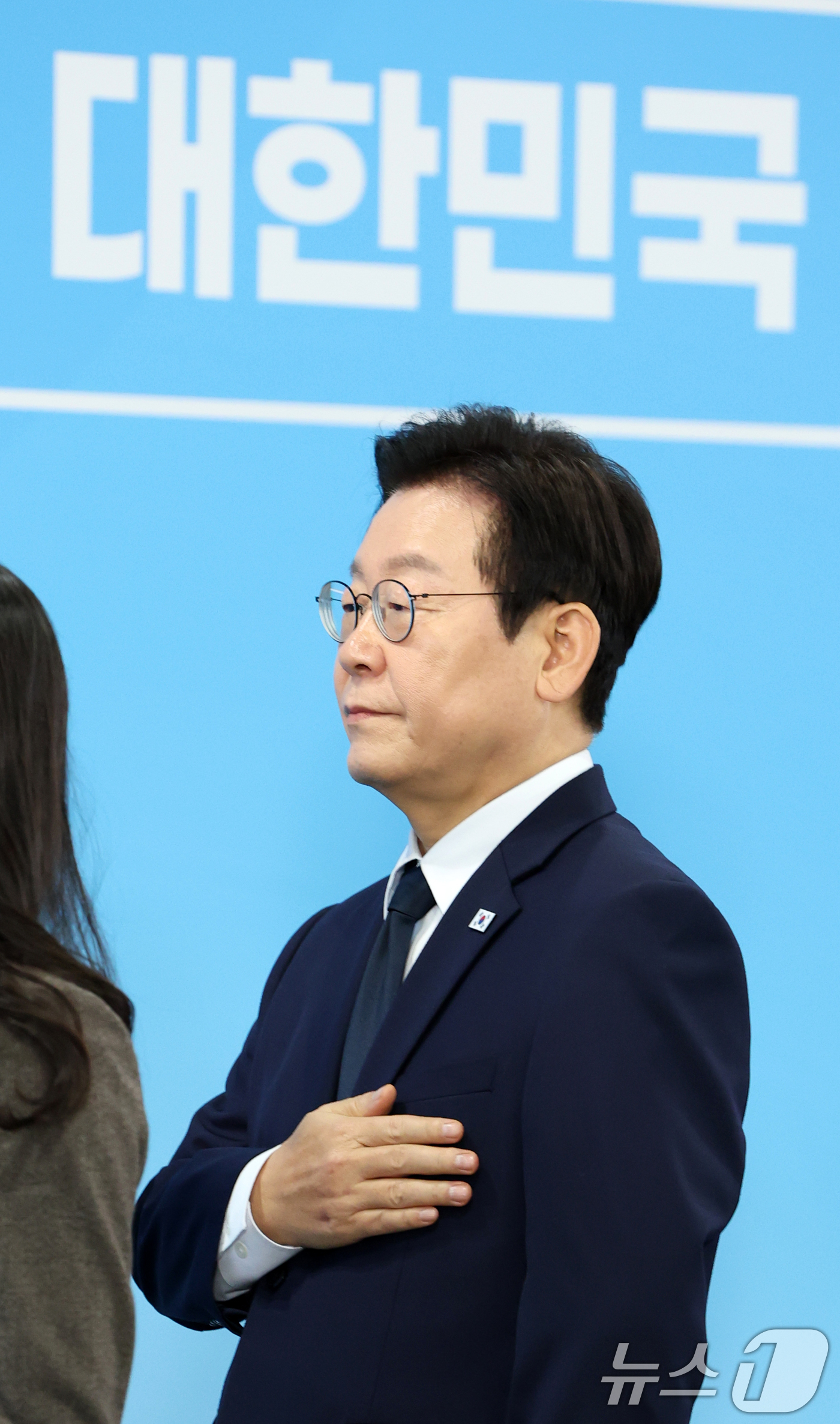 (대전=뉴스1) 김기태 기자 = 이재명 대통령이 7일 오후 대전 유성구 국립중앙과학관에서 열린 다시 과학기술인을 꿈꾸는 대한민국 국민보고회에서 국기에 대한 경례를 하고 있다. 20 …