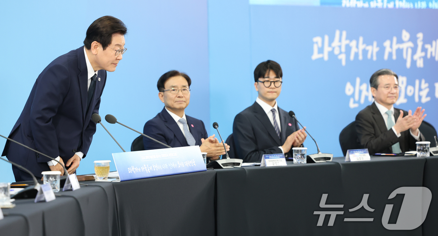 (대전=뉴스1) 김기태 기자 = 이재명 대통령이 7일 오후 대전 유성구 국립중앙과학관에서 열린 다시 과학기술인을 꿈꾸는 대한민국 국민보고회에서 인사하고 있다. 2025.11.7/뉴 …