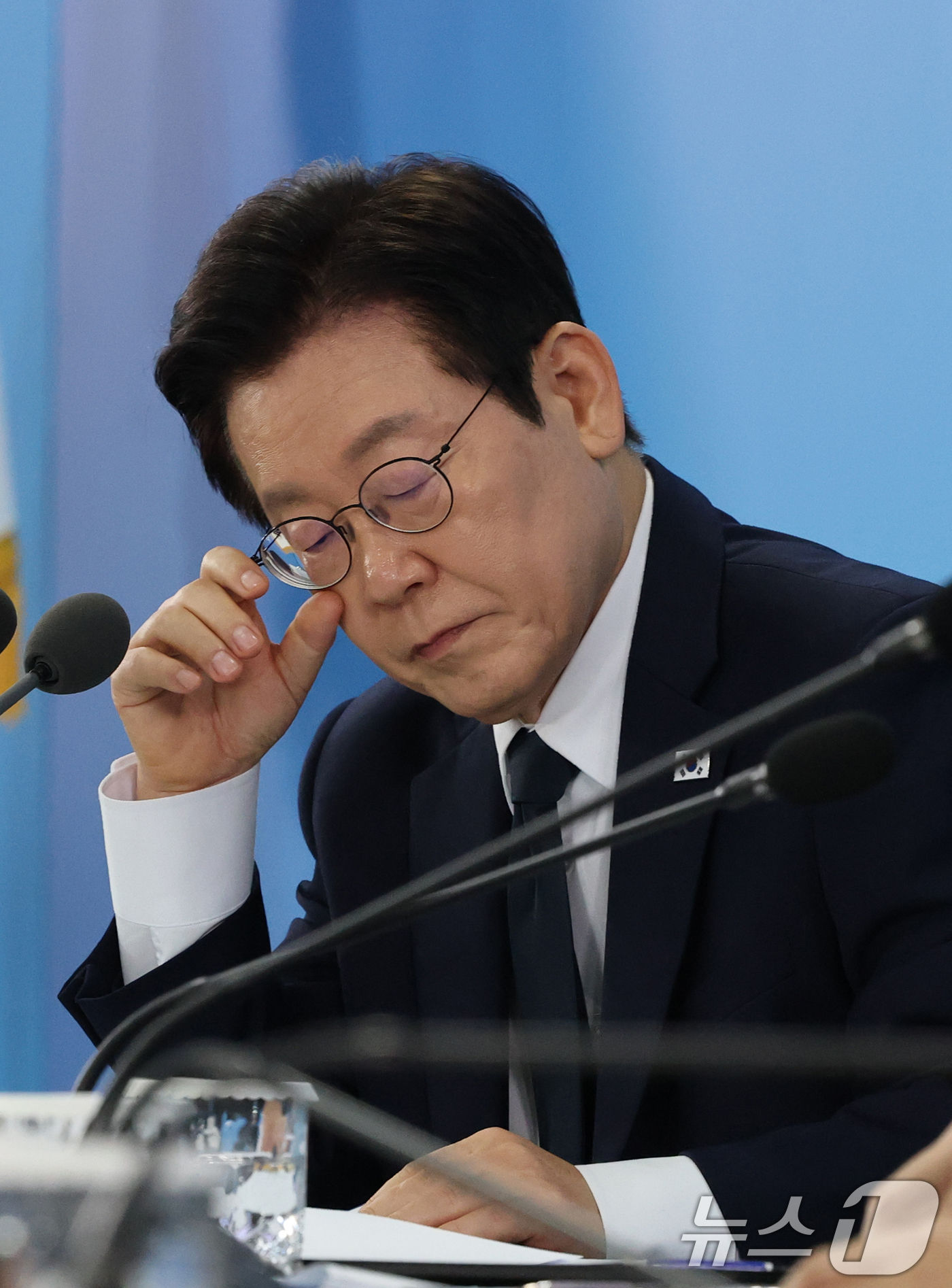 (대전=뉴스1) 김기태 기자 = 이재명 대통령이 7일 오후 대전 유성구 국립중앙과학관에서 열린 다시 과학기술인을 꿈꾸는 대한민국 국민보고회에서 자료를 살피고 있다. 2025.11. …