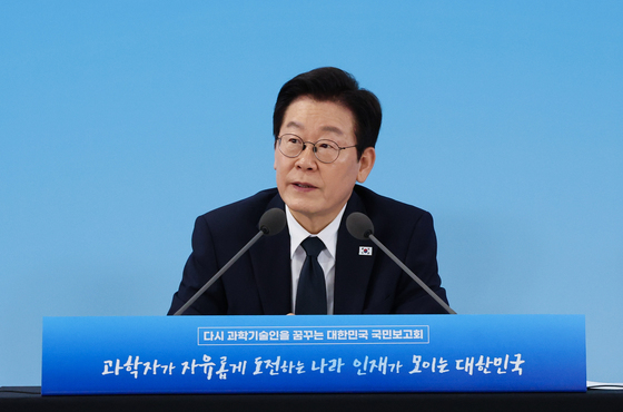 李대통령 "우리는 하나일 때 가장 강해"…'당의 뿌리' 지역위원장 격려