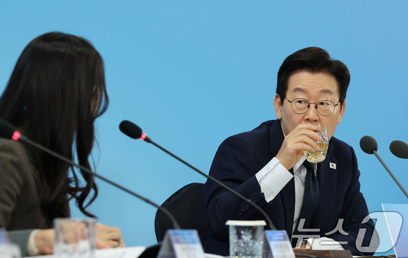 (대전=뉴스1) 김기태 기자 = 이재명 대통령이 7일 오후 대전 유성구 국립중앙과학관에서 열린 다시 과학기술인을 꿈꾸는 대한민국 국민보고회에서 목을 축이고 있다. 2025.11.7 …