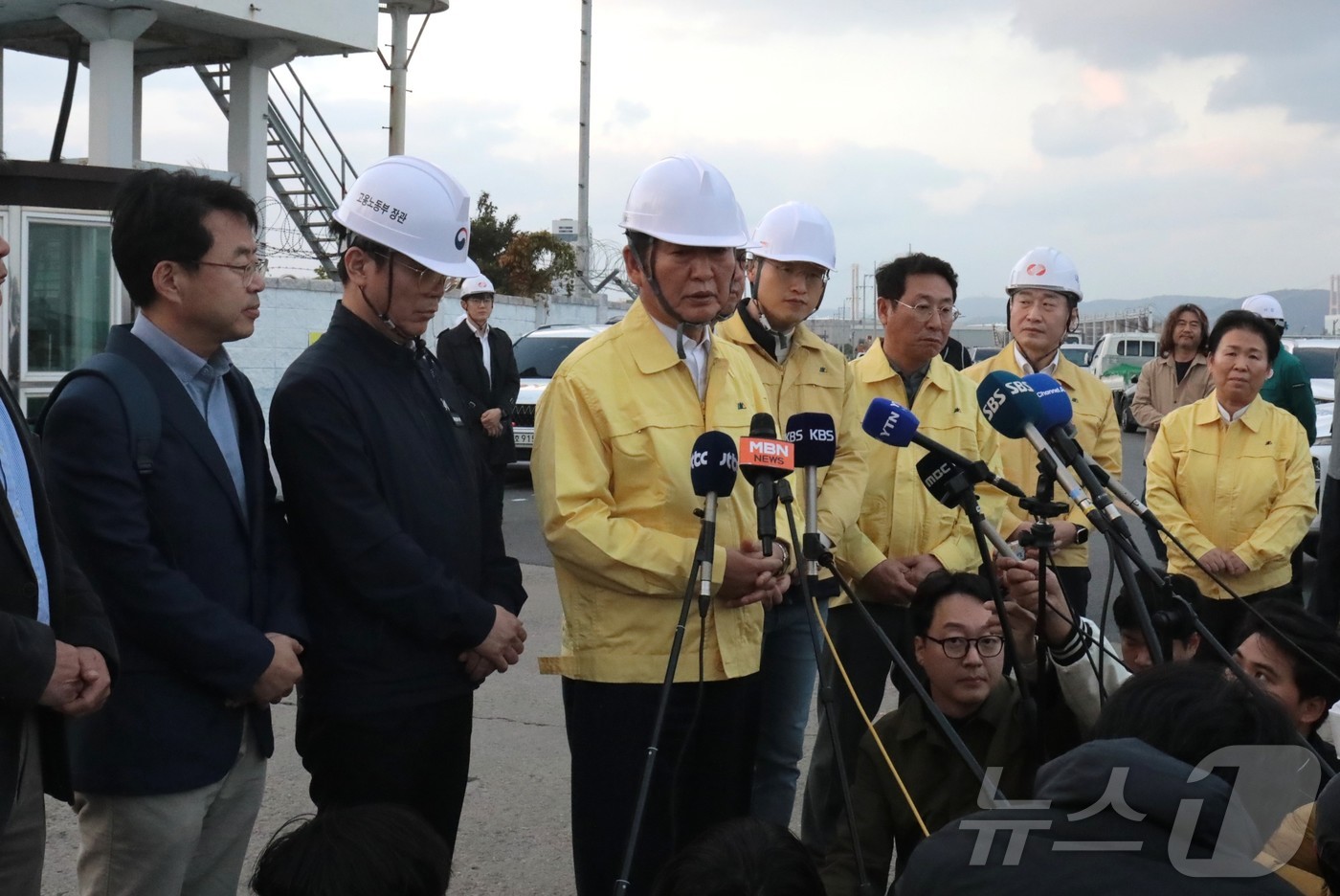 (울산=뉴스1) 김세은 기자 = 정청래 더불어민주당 당대표(가운데)가 7일 한국동서발전 울산화력발전소 붕괴 사고 현장에서 백 브리핑을 하고 있다.  2025.11.7/뉴스1