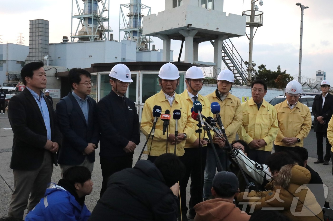 (울산=뉴스1) 김세은 기자 = 정청래 더불어민주당 당대표(가운데)가 7일 한국동서발전 울산화력발전소 붕괴 사고 현장에서 백 브리핑을 하고 있다.  2025.11.7/뉴스1