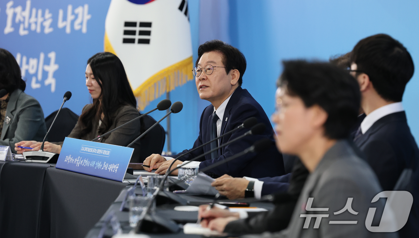 (대전=뉴스1) 김기태 기자 = 이재명 대통령이 7일 오후 대전 유성구 국립중앙과학관에서 열린 다시 과학기술인을 꿈꾸는 대한민국 국민보고회에서 발언하고 있다. 2025.11.7/뉴 …