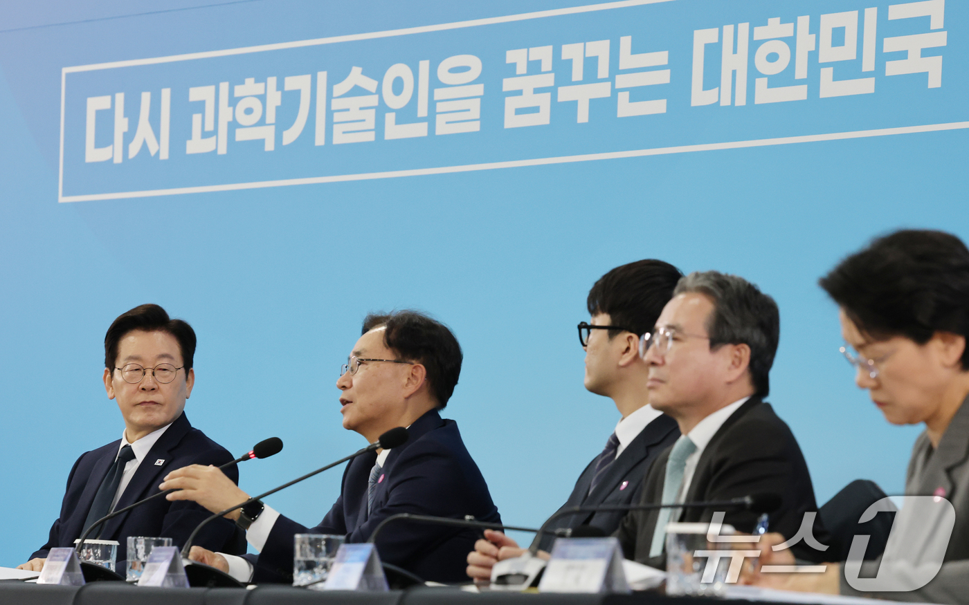 (대전=뉴스1) 김기태 기자 = 이재명 대통령이 7일 오후 대전 유성구 국립중앙과학관에서 열린 다시 과학기술인을 꿈꾸는 대한민국 국민보고회에서 참석자의 발언을 듣고 있다. 2025 …