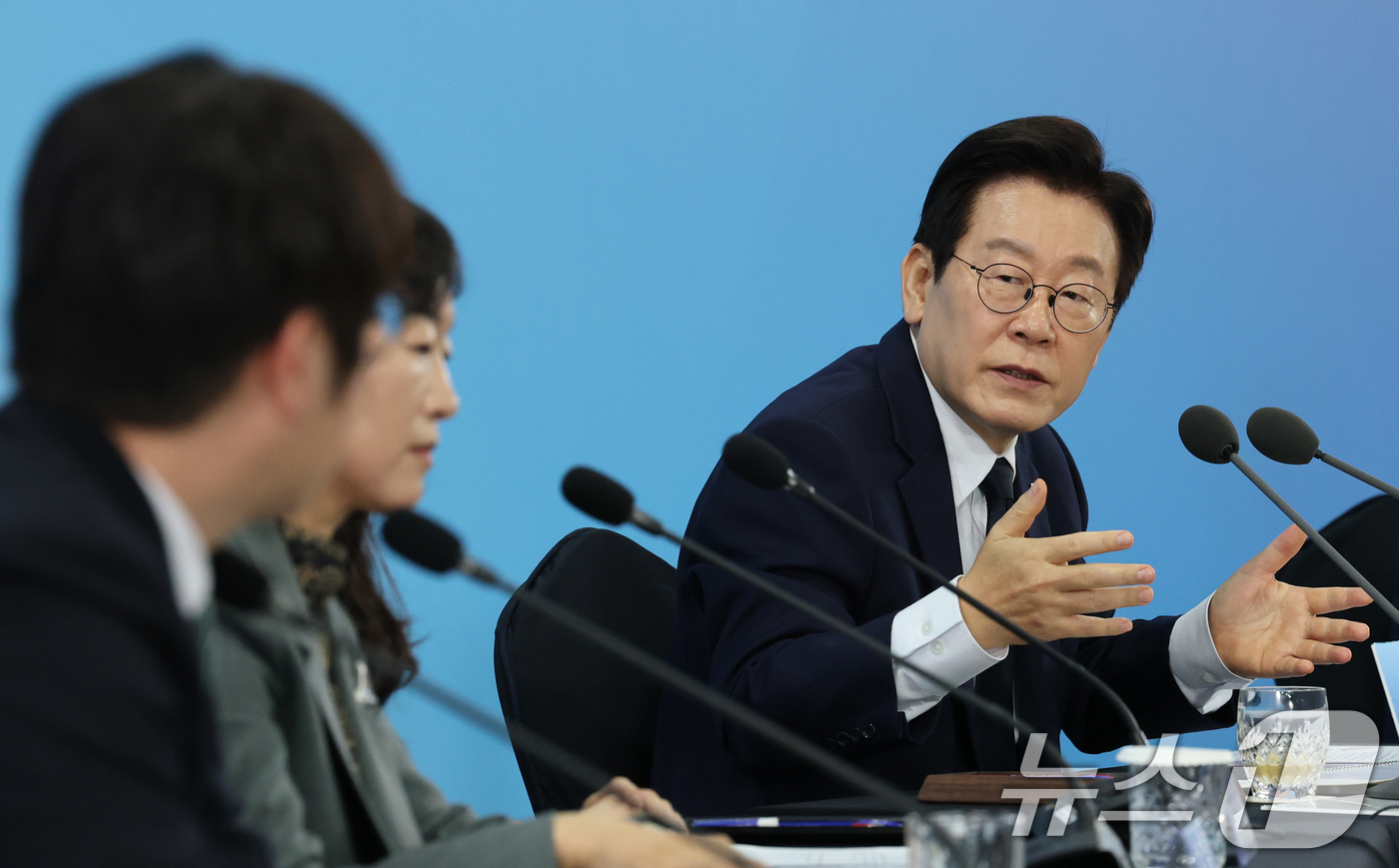 (대전=뉴스1) 김기태 기자 = 이재명 대통령이 7일 오후 대전 유성구 국립중앙과학관에서 열린 다시 과학기술인을 꿈꾸는 대한민국 국민보고회에서 발언하고 있다. 2025.11.7/뉴 …