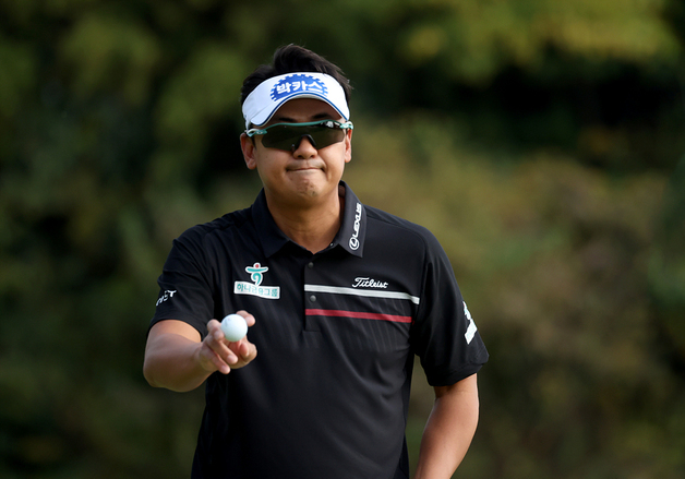 KPGA 투어 최종전 이틀 연속 선두…박상현 "여전히 우승 자신 있어"