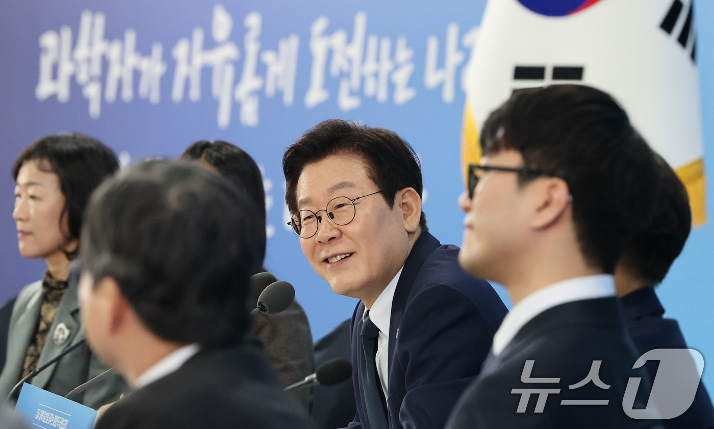 (대전=뉴스1) 김기태 기자 = 이재명 대통령이 7일 오후 대전 유성구 국립중앙과학관에서 열린 다시 과학기술인을 꿈꾸는 대한민국 국민보고회에서 참석자의 발언을 듣고 있다. 2025 …