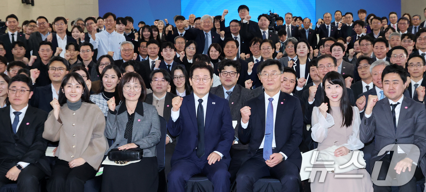 (대전=뉴스1) 김기태 기자 = 이재명 대통령이 7일 오후 대전 유성구 국립중앙과학관에서 열린 다시 과학기술인을 꿈꾸는 대한민국 국민보고회를 마치고 참석자들과 포즈를 취하고 있다. …