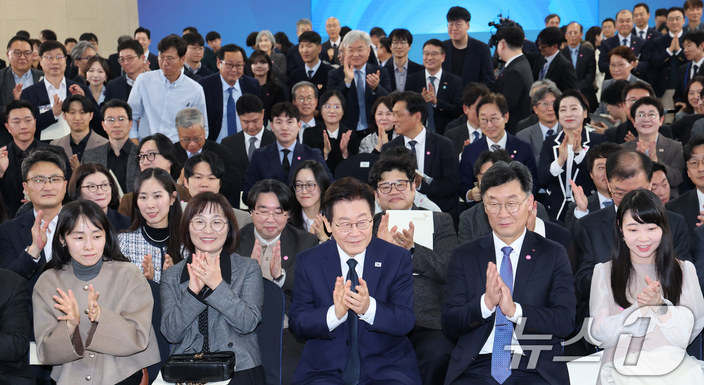 (대전=뉴스1) 김기태 기자 = 이재명 대통령이 7일 오후 대전 유성구 국립중앙과학관에서 열린 다시 과학기술인을 꿈꾸는 대한민국 국민보고회를 마치고 참석자들과 포즈를 취하고 있다. …