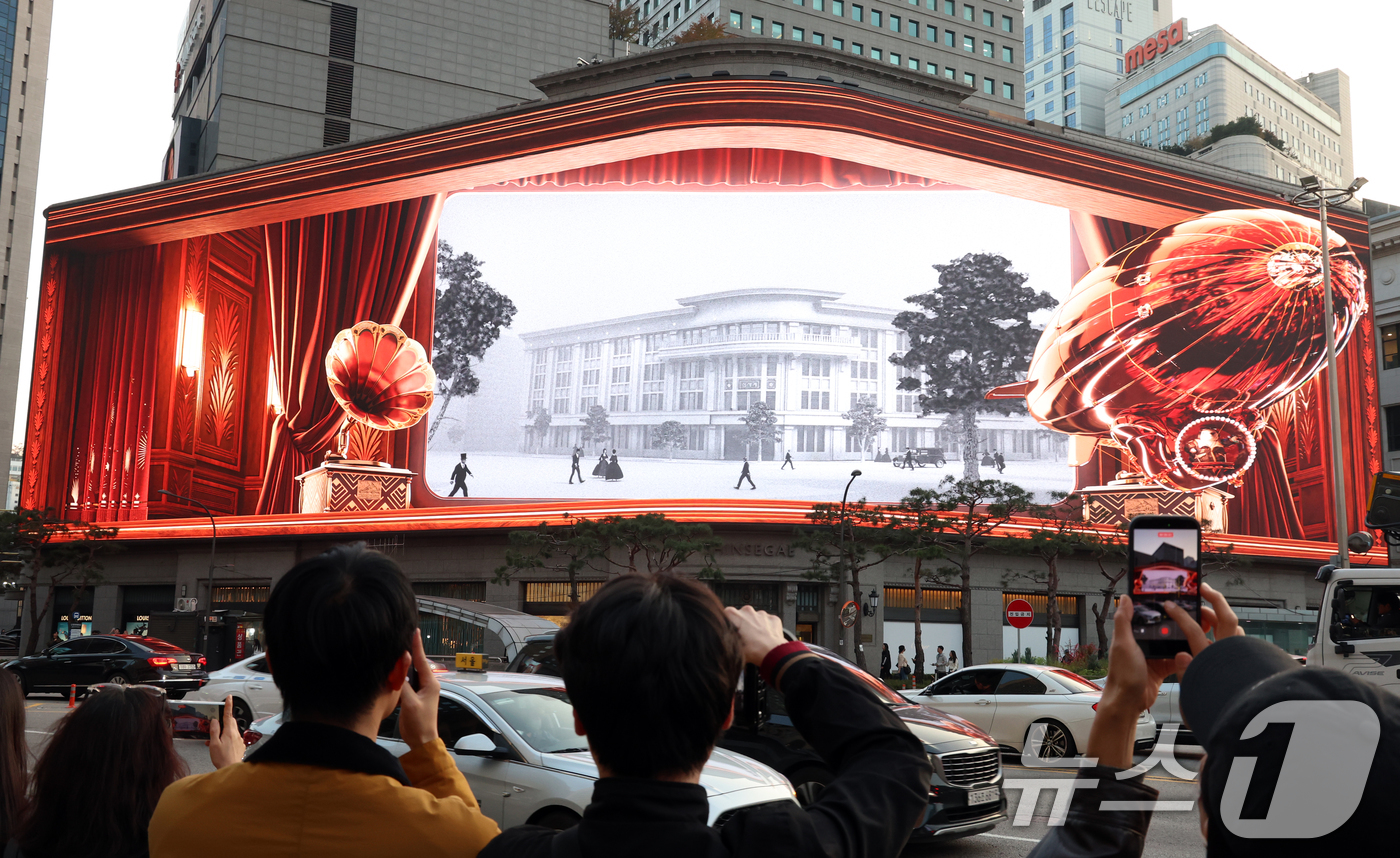 (서울=뉴스1) 김명섭 기자 = 7일 오후 서울 중구 신세계 스퀘어에 공개된 '시간을 잇는 마법의 세계'라는 주제의 크리스마스 영상을 시민들이 지켜보고 있다.총 3분여 가량의 이번 …