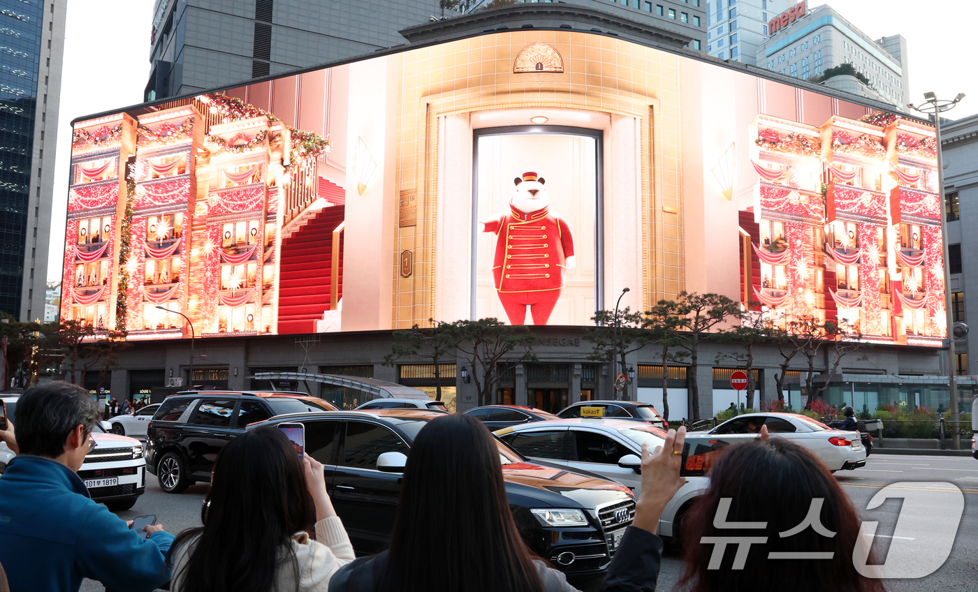 (서울=뉴스1) 김명섭 기자 = 7일 오후 서울 중구 신세계 스퀘어에 공개된 '시간을 잇는 마법의 세계'라는 주제의 크리스마스 영상을 시민들이 지켜보고 있다.총 3분여 가량의 이번 …