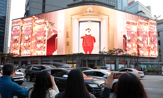 신세계 스퀘어, 연말 테마 영상 공개…시간을 잇는 마법의 세계