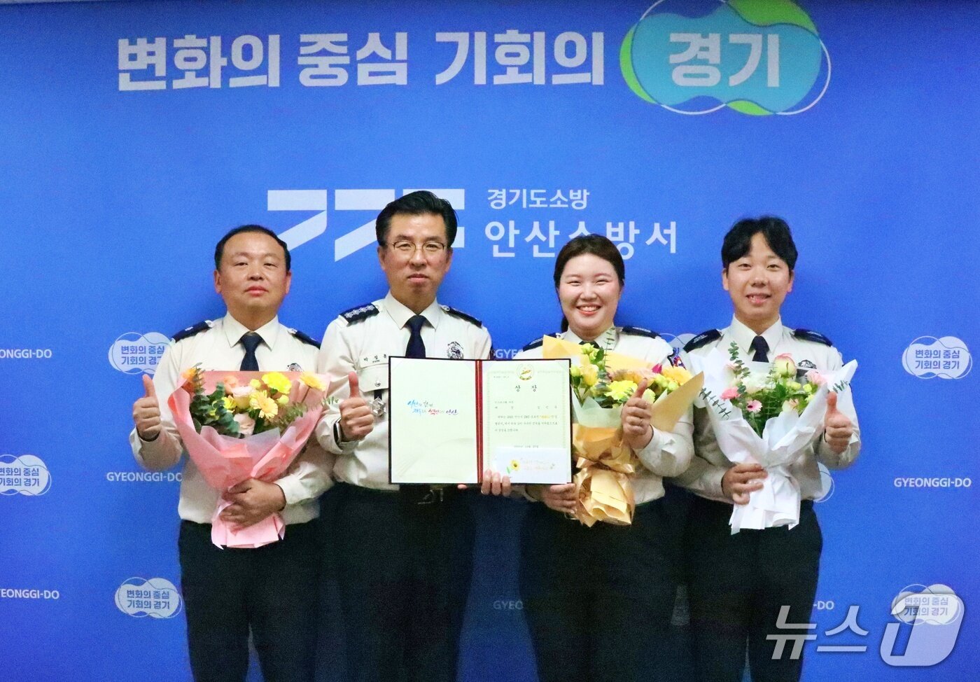 본문 이미지 - 김민주 소방교&#40;오른쪽 두 번째&#41; 등 경기 안산소방서 관계자들이 안산시가 주최한 &#39;2025 SNS 공모전 ON:안:심 챌린지&#39;에서 안전홍보 콘텐츠 &#39;전기화재 ON&OFF&#39;로 대상을 수상한 후 기념촬영을 하고 있다. &#40;안산소방서 제공. 재판매 및 DB 금지&#41; 2025.11.7/뉴스1